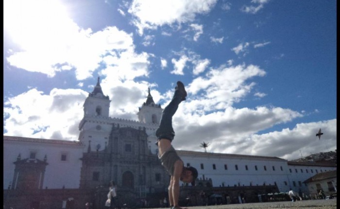Parado de cabeza en la plaza san fransisco, Quito (arbre droit des familles)